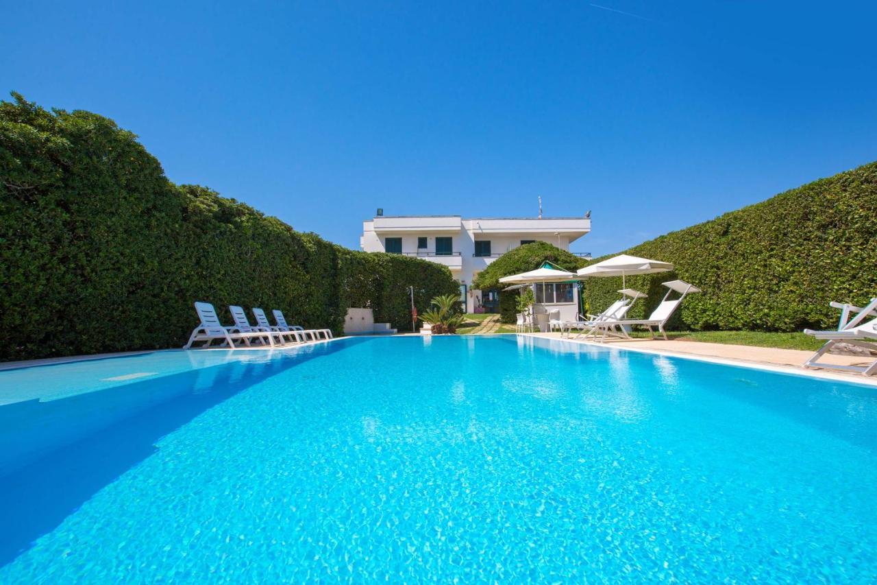 Residence Punta Cassano - In Piscina Sulla Spiaggia Di Sabbia 新福卡 外观 照片